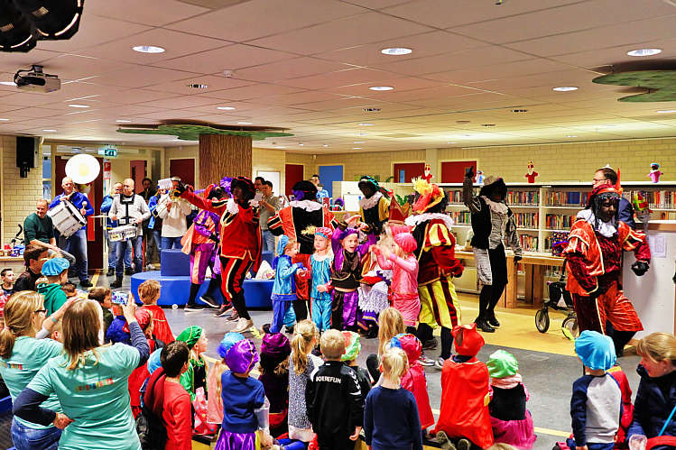 Aankomst van de Sint en zijn Zwarte Pieten in Waarder_069